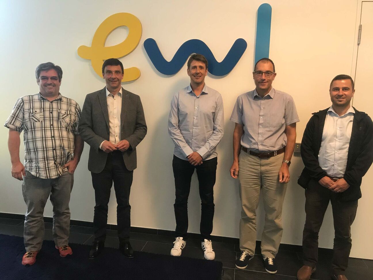 Glücklich am Ziel: Daniel Ackermann, transformIT (Projektausschuss), Martin Erny, ewl (Projektausschuss), Gerry Torda, transformIT (Projektleitung is-e), Res Wyss, ewl (Projektleitung is-e), Giuseppe Martella (innosolv)
